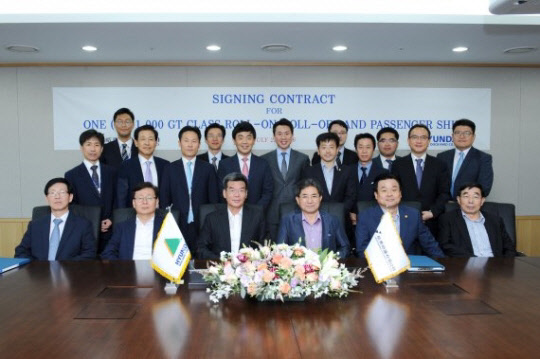 가삼현 현대중공업그룹 선박해양영업본부 대표(왼쪽 세번째)와 최장현 위동항운 사장(왼쪽 네번째) 등 양사 관계자들이 지난 22일 서울 계동 현대중공업사옥에서 3만1000t급 카페리 1척에 대한 건조 계약을 체결한 뒤 기념촬영을 하고 있다.<현대미포조선 제공>